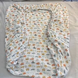 🐥 LouLou Lollipop - White Crib Sheet with Car Print